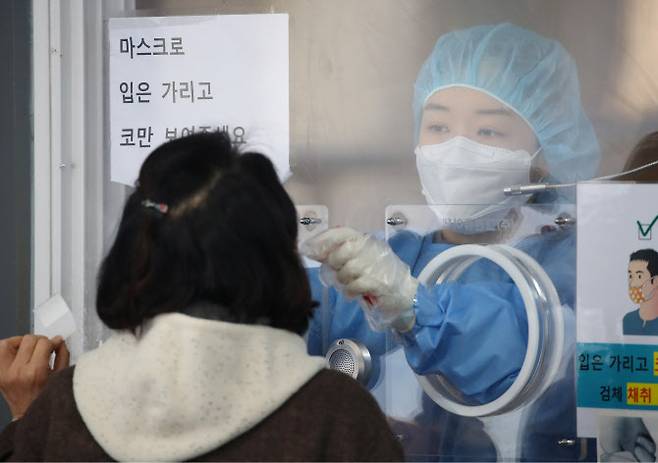 서울역 광장에 마련된 임시선별검사소에서 의료진이 검체 채취를 하고 있다. (사진=연합뉴스)