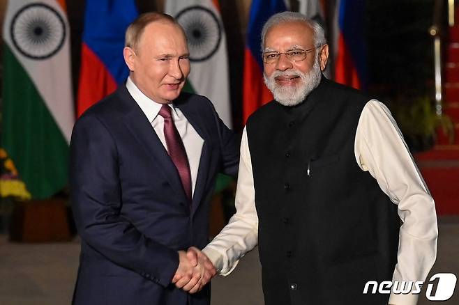 6일 인도 뉴델리를 찾은 블라디미르 푸틴 러시아 대통령이 나렌드라 모디 인도 총리와 악수하고 있다. © AFP=뉴스1