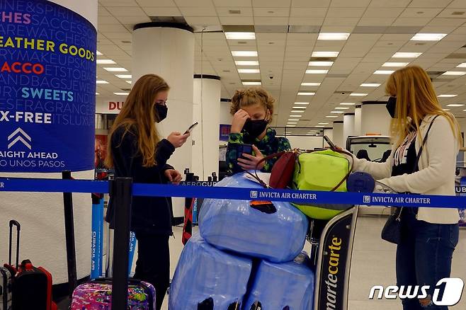 미국 플로리다 마이애미 국제공항에서 여행객들이 체크인을 대기하고 있다. © AFP=뉴스1