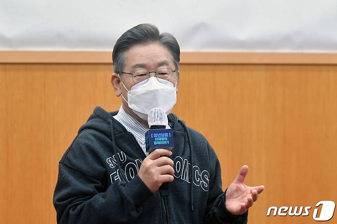 이재명 더불어민주당 대선후보가 7일 서울 관악구 서울대에서 열린 서울대학교 금융경제세미나 초청 강연회에 참석해 '청년살롱 이재명의 경제이야기' 경제정책 기조와 철학을 주제로 학생들에게 강연하고 있다. 2021.12.7/뉴스1 © News1 국회사진취재단