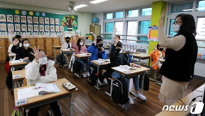 전국 초·중·고등학교 전면 등교가 시행된 지난달 22일 대전 둔산초등학교 5학년 교실에서 학생들이 수업을 듣고 있다. 2021.11.22/뉴스1 © News1 김기태 기자
