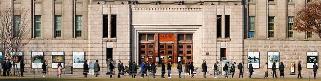 7일 오후 서울 중구 서울광장에 설치된 코로나 임시선별검사소를 찾은 시민들이 검사를 받기 위해 줄을 서서 기다리고 있다. /뉴시스