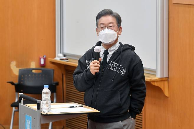 더불어민주당 이재명 대선 후보가 7일 서울 관악구 서울대에서 열린 서울대학교 금융경제세미나 초청 강연회에 참석해 '청년살롱 이재명의 경제이야기' 경제정책 기조와 철학을 주제로 학생들과 자유토론을 하고 있다. /연합뉴스
