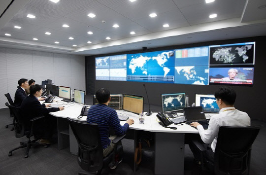 경기 성남 판교 삼성SDS 글로벌컨트롤센터에서 직원들이 전세계 물류 상황을 모니터링하고 있다. 삼성SDS 제공