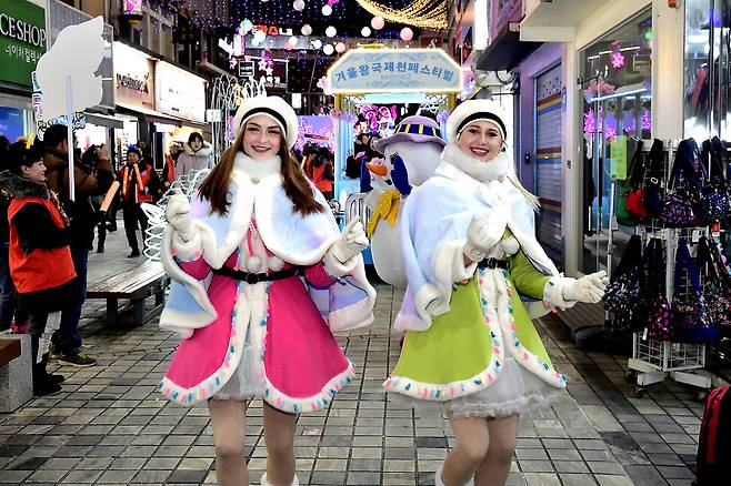 지난 2019년 12월 충북 제천에서 열린 겨울왕국 제천 페스티벌의 거리행진. 제천시 제공