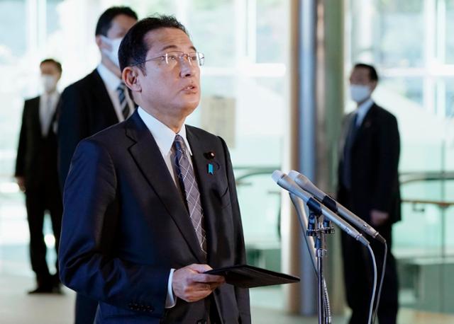 기시다 후미오 일본 총리가 2일 도쿄의 총리 관저에서 취재진을 만나고 있다. 도쿄=AP 교도 연합뉴스