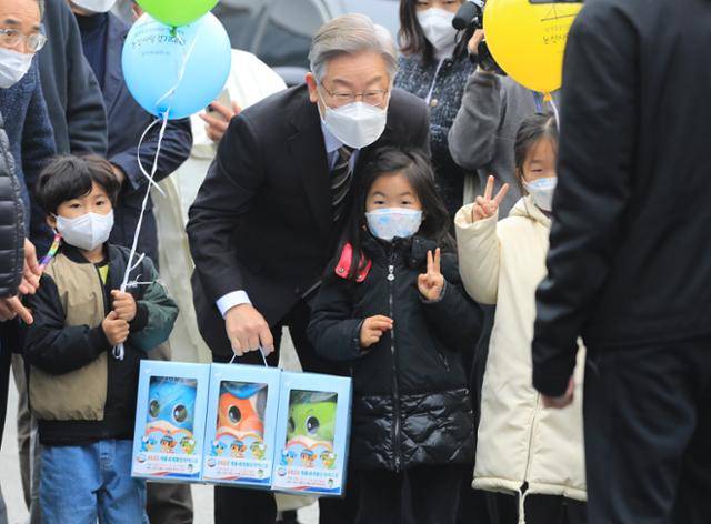 이재명 더불어민주당 대선 후보가 매타버스(매주 타는 민생버스)로 지난달 20일 충남 논산 탑정호 일대에서 아이들과 함께 사진을 찍고 있다. 논산=뉴스1