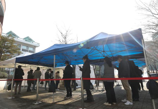 7일 오후 서울 관악구 서울대학교에 마련된 코로나19 분자 진단 검사소에서 학생들과 교직원들이 검사를 받기 위해 줄을 서 있다. 뉴스1