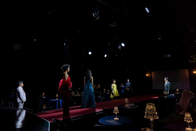 관객석도 시상식처럼 꾸민 연극 '김수정입니다'에서는 배우들이 무대와 관객석을 오가며 연기한다. 두산아트센터 제공