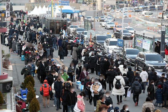 5일 오후 서울역 임시선별진료소에서 시민들이 코로나19 검사를 받기 위해 길게 줄 서 있다. 뉴스1
