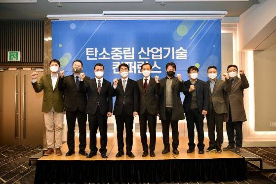 7일 서울 코엑스에서 열린 탄소중립 산업기술 컨퍼런스에 참석한 김상모 산업통상자원부 산업기술융합정책관(왼쪽에서 넷째), 한종석 한국산업기술평가관리원 본부장(다섯째) 등이 행사에서 기념촬영을 하고 있다. [사진 산업통상자원부]