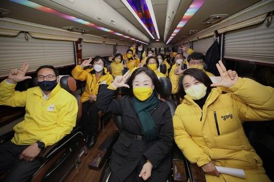 심상정 정의당 대선 후보가 7일 출범한 '심상찮은 버스 6411'을 타고 충남 태안화력발전소에서 열리는 김용균 추모제로 이동 중이다. 송승환 기자