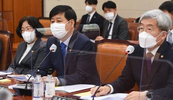 지난달 29일 국회에서 열린 정무위원회 전체 회의에서 구윤철 국무조정실장(가운데)이 질의에 답변하고 있다. 연합뉴스