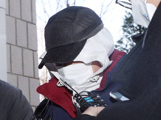 50대 지인 여성을 살해한 뒤 공범도 살해한 혐의를 받는 50대 A씨가 7일 오후 구속 전 피의자 심문(영장실질심사)을 받기 위해 인천시 미추홀구 인천지방법원으로 들어서고 있다. 연합뉴스