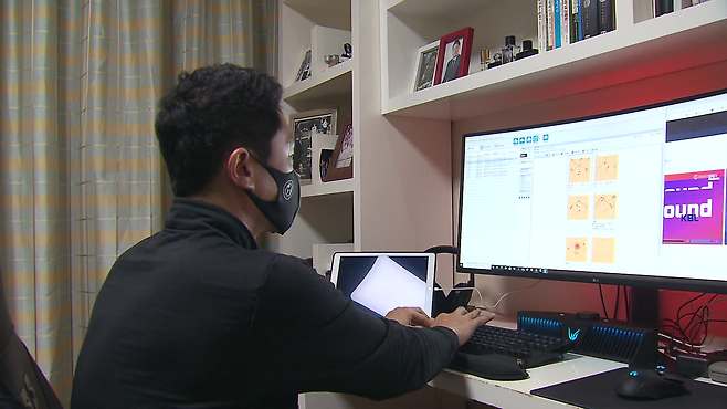 전희철 감독은 컴퓨터 프로그램을 사용해 패턴을 구상한다.