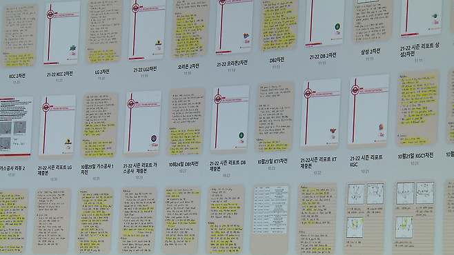 전희철 감독은 각종 전술과 메모들을 컴퓨터와 태블릿 PC에 정리해 놓는다.