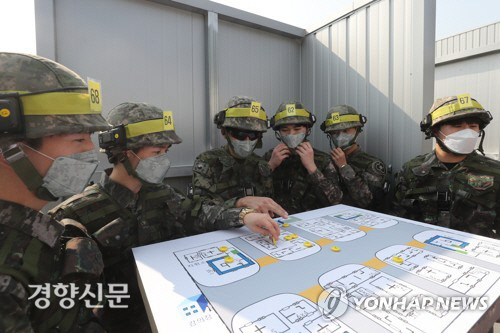 예비군들이 과학화예비군훈련장에서 훈련하고 있다. 연합뉴스