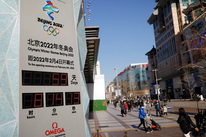두 달도 안 남았는데… 중국 베이징에서 7일 2022 베이징 동계올림픽 개막이 59일 남았음을 알리는 카운트다운 시계 앞으로 시민들이 지나가고 있다.  베이징 | 로이터연합뉴스