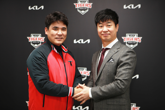Kia Tigers manager Kim Jong-kook, right, poses with general manager Jang Jung-suk after accepting his appointment on Sunday. [KIA TIGERS]