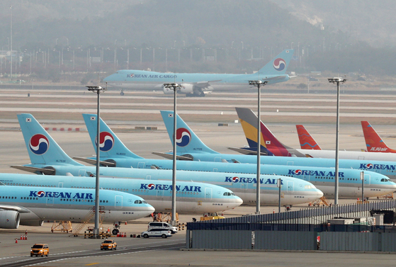 Korean Air's flights at Incheon International Airport in November. The merger with Asiana Airlines is expected to take longer as antitrust regulators in major flight destinations including EU and Japan has not yet reviewed the Korean airliner's application. [YONHAP]