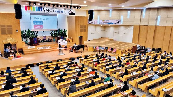 김지연 한국가족보건협회 대표가 5일 경북 포항 오천교회에서 차별금지법과 동성애를 주제로 강의하고 있다.