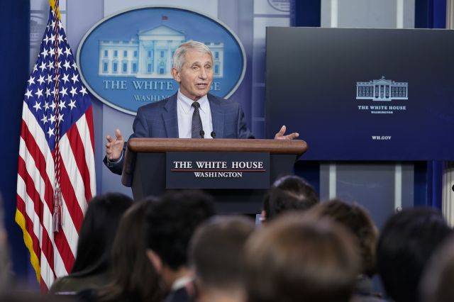 앤서니 파우치 미국 국립알레르기전염병연구소 소장이 지난 2일(한국시간) 워싱턴DC 백악관에서 코로나19 변이 오미크론에 대한 브리핑을 하고 있다. AP연합뉴스