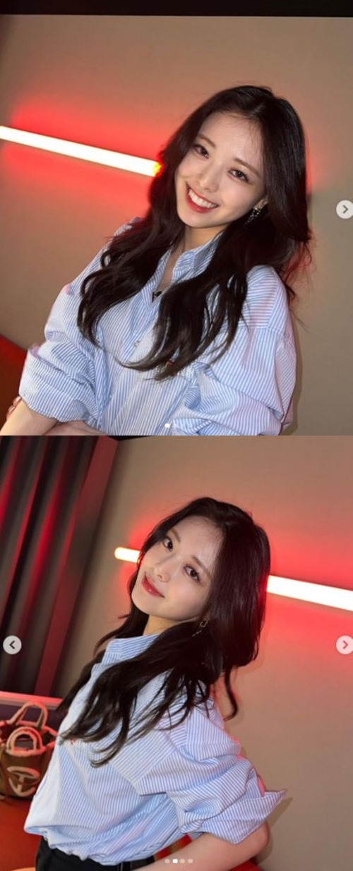 ITZY (ITZY) Yuna has unveiled a mature visual.Yuna posted several photos on ITZYs official Instagram on the afternoon of the 7th.Inside the picture is his appearance, which shows a clean shirt fashion.Untied her long hair, Yuna boasted a pure yet bland visual.In another photo, he delivered bright energy with a bright smile.In addition, Yuna showed off her beautiful beauty with a sleek jaw line and clear features.