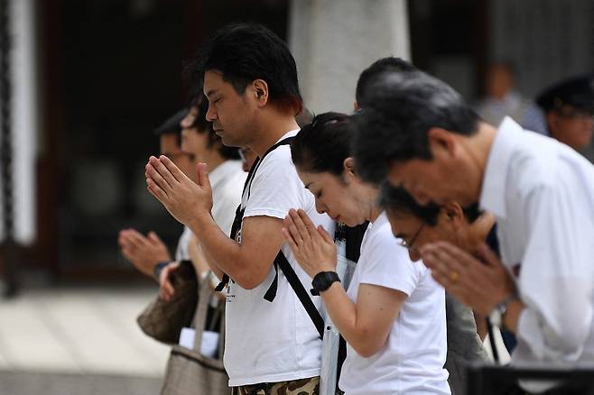 일본 국민들이 야스쿠니 신사를 찾아 기도하고 있다./사진=AFP