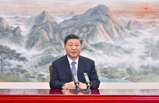[베이징=신화/뉴시스] 시진핑 중국 국가주석이 11일 중국 베이징에서 아시아태평양경제협력체(APEC) 최고경영자(CEO) 서밋에 화상으로 참여해 기조연설을 하고 있다. 2021.11.11.