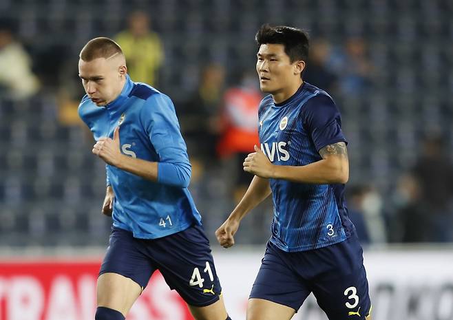 마르코 로시 헝가리 대표팀 감독이 아틸라 살라이(페네르바체)의 첼시행이 사실상 완료됐다고 말했다. 사진은 지난 10월 올림피아코스와의 경기에 출전한 살라이(왼쪽)과 김민재. /사진=로이터