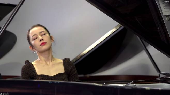 세계적인 피아니스트 랑랑의 아내로도 더 알려진 지나 앨리스가 피아니스트로 첫 앨범을 냈다. [유니버설뮤직 제공]