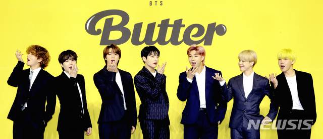 [서울=뉴시스]최진석 기자 = 그룹 방탄소년단(BTS)의 뷔(왼쪽부터), 슈가, 진, 정국, RM, 지민, 제이홉이 21일 서울 송파구 올림픽공원 올림픽홀에서 열린 새 디지털 싱글 'Butter'(버터) 발매 기념 글로벌 기자간담회에 참석해 포즈를 취하고 있다. 이번 디지털 싱글 'Butter'(버터)는 2020년 8월 발매와 동시에 전 세계를 강타한 디지털 싱글 'Dynamite'(다이너마이트)에 이은 BTS의 두 번째 영어 곡이다. 2021.05.21. myjs@newsis.com