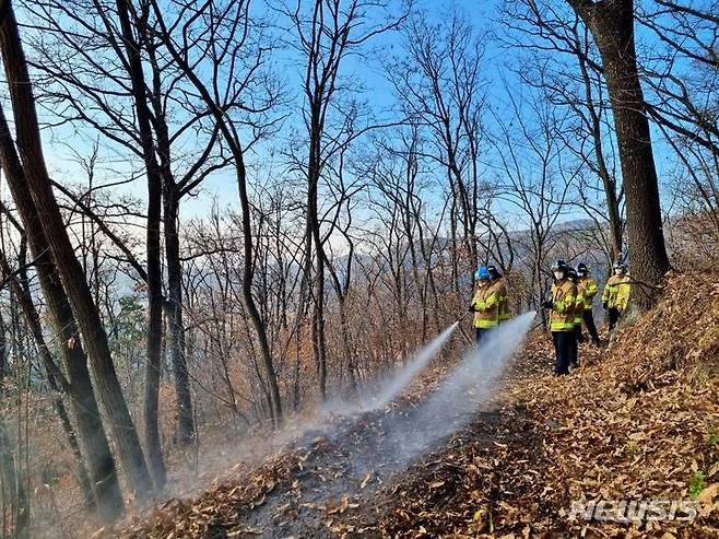 [대구=뉴시스] 이지연 기자 = 대구 동부소방서 대원들이 겨울철 산림 화재에대비해 호스릴을 활용한 적응 훈련을 하고 있다. (사진=동부소방서 제공) 2021.12.07. photo@newsis.com