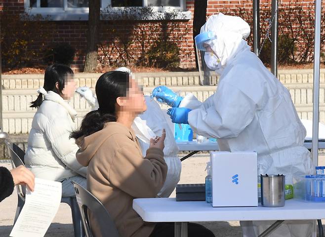 [울산=뉴시스] 배병수 기자 = 울산 중구 모 고등학교 학생이 코로나19 확진판정을 받은 7일 오전 해당 고등학교 임시 선별검사소에서 학생들이 코로나19 검사를 받고 있다. 2021.12.07. bbs@newsis.com