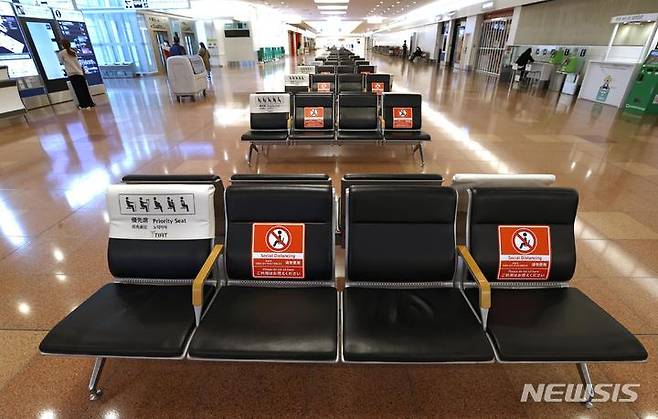 [하네다=AP/뉴시스] 지난달 30일 일본 하네다 공항 국제선 터미널 도착 로비가 텅 비어있다. 일본 정부는 이날부터 외국인의 신규 입국을 금지했다. 코로나19 새 변이 오미크론 유입을 차단하기 위한 조처다. 2021.12.06