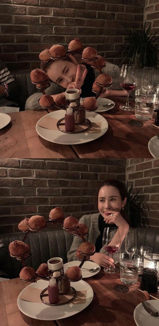 Actor Lee Da-hae has reported on his recent situation.Lee Da-hae posted several photos on his personal instagram on the 7th, along with an article entitled Why did you taste this doughnut? I like it a lot .. I followed you here.Lee Da-hae in the public photo is having a pleasant meeting with his acquaintances and eating sweet doughnuts.Lee Da-hae, who is emanating sophisticated beauty with a ponytail hairstyle, is sporting a luxurious atmosphere with a wine glass.Especially Lee Da-haes shiny ring in his left hand attracts attention.Meanwhile, Lee Da-hae has been in love with singer Seven for seven years, and the two have been showing off their affection and deep affection through broadcasting and SNS until recently.Lee Da-hae SNS