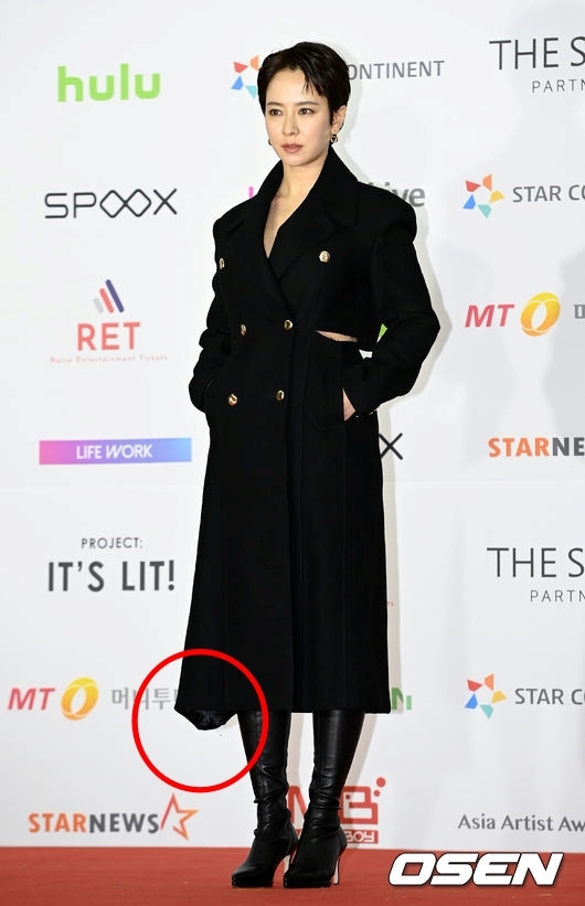 Following the pros and cons of Actor Song Ji-hyos change in Hairstyle, this time, he is drawing attention once again regarding the costume fitting.However, since Haircuts were Song Ji-hyos Choicess, no one can blame them, but it is obviously a stylists mistake to wear a Coat with a stitched up.At this point, Song Ji-hyo is a great man or a righteous woman.Ironically, Song Ji-hyos fandom has raised a series of controversy, including Hairstyles and costumes.On the 29th of last month, Song Ji-hyos Dish Inside Gallery posted a statement saying, We demand improvement of styling of Song Ji-hyo.The key to fans needs is to replace them with skilled and experienced stylists, and they also asked them not to wear fashionable and seasonal clothes.I can understand the desire that their favorite star will be beautifully seen in the public. Even if they are not fans, they will be attracted to the stars who are dressed up for the Awards.Fans would have hoped that Song Ji-hyos strengths, which maintain their own beauty over the years, would stand out.However, among the demands of fans, this Hair (short cut) immediate improvement was too much to go out.It is only gas lighting that encourages fans to change their style because they do not fit their tastes.It is gas lighting that makes her and him doubt her Choicess and look back while shooting at the Choicess of others.Unlike Hairstyles, however, the controversy over the newly raised torn code is another issue: Song Ji-hyo and his fans are wrong about the stylist team, not the fault.Since I took a picture in Photo Wall, the stitches of the Coat have already exploded, and no one has been able to cope until just before I went to the stage after the photo shoot.It was only recently, as fans pointed out, that they learned from the photos, as a part of the team of personal Staff and stylists who failed to perform their duties properly by Song Ji-hyos side.According to entertainment industry officials on the 7th, Song Ji-hyo will ride a boat with the costume team (chief) who was in charge of his costume until the end of the year Awards.There is no clear decision yet whether to continue or to change to another team.However, through this series of episodes, Song Ji-hyos costume Staff team is exposed.DB
