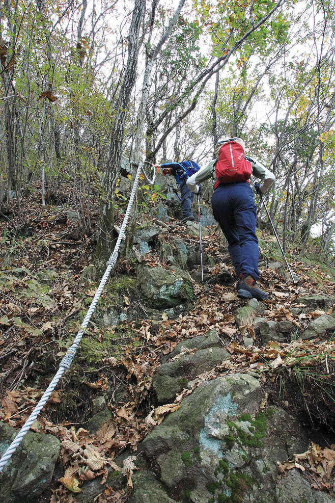 오두산을 올라서기 전 로프가 걸린 능선 길은 이번 산행에서 가장 힘든 난코스.