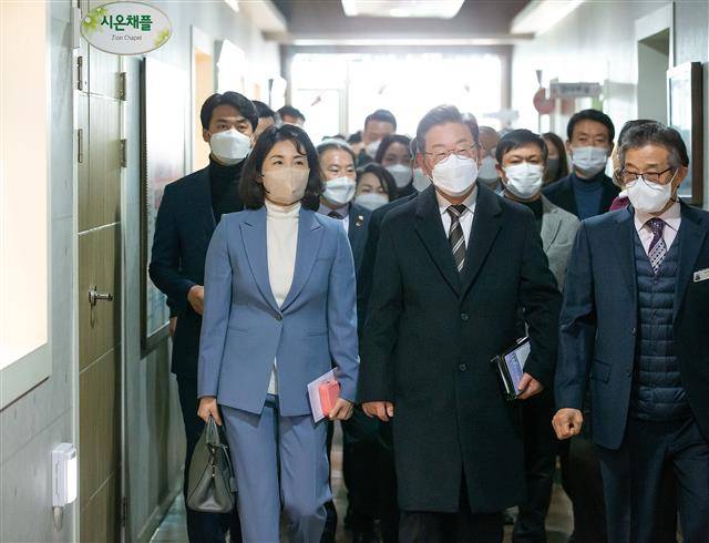 성경책 들고 주일예배 참석하는 이재명·김혜경 부부 - 이재명 더불어민주당 대선후보와 부인 김혜경 씨가 5일 전북 정읍시 성광교회 주일예배에 참석하고 있다.2021.12.5 더불어민주당 선대위 제공