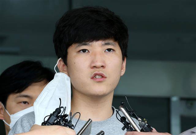 미성년자 성 착취물을 제작·유포하거나 성추행한 혐의를 받고 있는 최찬욱씨. 뉴스1