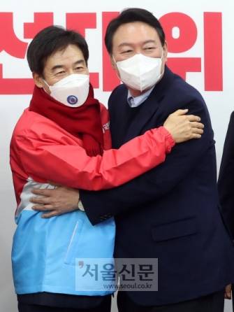 이용호(왼쪽) 의원