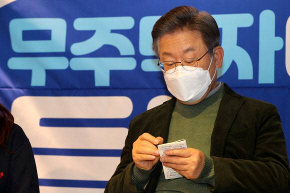 무주택자 발언 수첩에 메모하는 이재명 - 더불어민주당 이재명 대선 후보가 7일 오후 서울 마포구 한 모임 공간(앤드스페이스)에서 무주택자들과 ‘주택청약 사각지대’ 간담회를 하며 참가자들의 발언을 수첩에 적고 있다. 2021.12.7 국회사진기자단