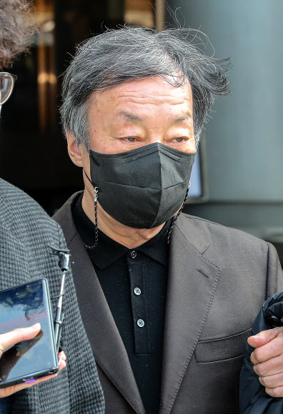 영장실질심사 마친 윤우진 전 용산세무서장 - 세무조사를 무마해주겠다며 사업가에게서 뒷돈을 받고 브로커 역할을 한 혐의를 받는 윤우진 전 용산세무서장이 7일 오전 구속 전 피의자 심문(영장실질심사)을 마친 뒤 서울 서초구 서울중앙지법을 빠져 나오고 있다. 2021.12.7 연합뉴스
