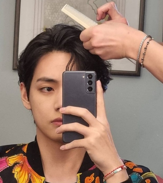 Group BTS (BTS) V (real name Kim Tae-hyung) was torn to the ground with a mirror selfie, showing off her beauty.V posted several photos on his instagram on the 7th without any phrase.In the photo, V took a camera of his cell phone in the mirror with a hair stylists hand, which shows Vs smooth skin and sleek eyes.The perfect v-shaped jawline and the gentle eyes of V capture Amys heart.The V is a perfect V for anyone who cant digest a flowered jumper, which also adds colorful accessories such as a red bracelet, a gold necklace, and a black floral ring.BTS members started their second long-term vacation on June 6 and opened a personal Instagram account side by side.With all the members breaking 10 million followers in a day, Vs Instagram changed all kinds of World records as soon as it was released.It has surpassed 1 million in just 43 minutes since it released its Instagram account, breaking the record of the shortest record of the previous World, 1 hour and 45 minutes.Photo V SNS