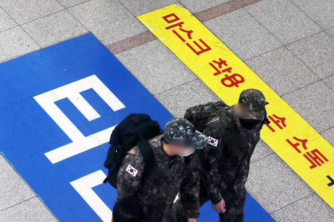 6일 서울역 대합실에서 군인들이 발걸음을 옮기고 있다(사진=뉴스1).