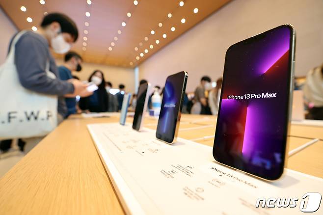 애플의 스마트폰 아이폰13 시리즈 판매가 시작된 8일 서울 강남구 Apple 가로수길에서 고객들이 아이폰13을 살펴보고 있다. 2021.10.8/뉴스1 © News1 박세연 기자
