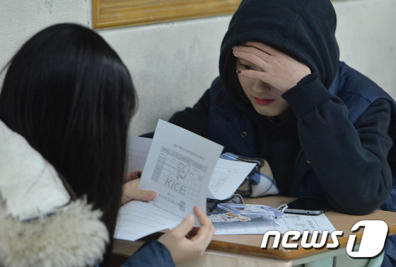 수능성적표를 확인하는 학생들 (자료사진) © News1