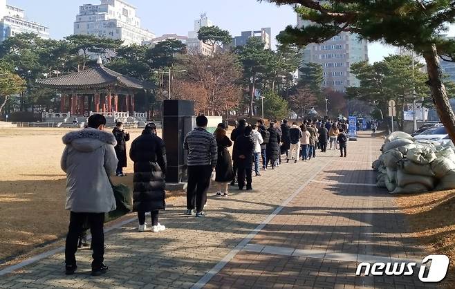 8일 대전시청 코로나19 임시선별검사소를 찾은 시민들이 길게 줄을 서 있다. ©뉴스1 최일 기자