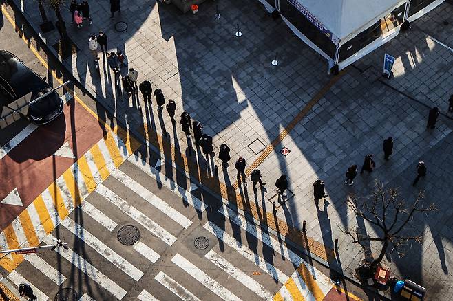 코로나19 일일 신규 확진자 수가 7천명을 넘어선 8일 경기도 고양시 화정역 선별진료소에서 줄지어 코로나19 검사를 기다리고 있다. 연합뉴스.