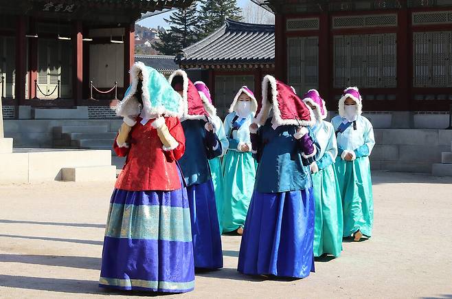 왕비를 비롯한 여성출연자들이 조선시대 방한용품인 이엄을 착용하고 강녕전으로 들어서고 있다. 신소영 기자